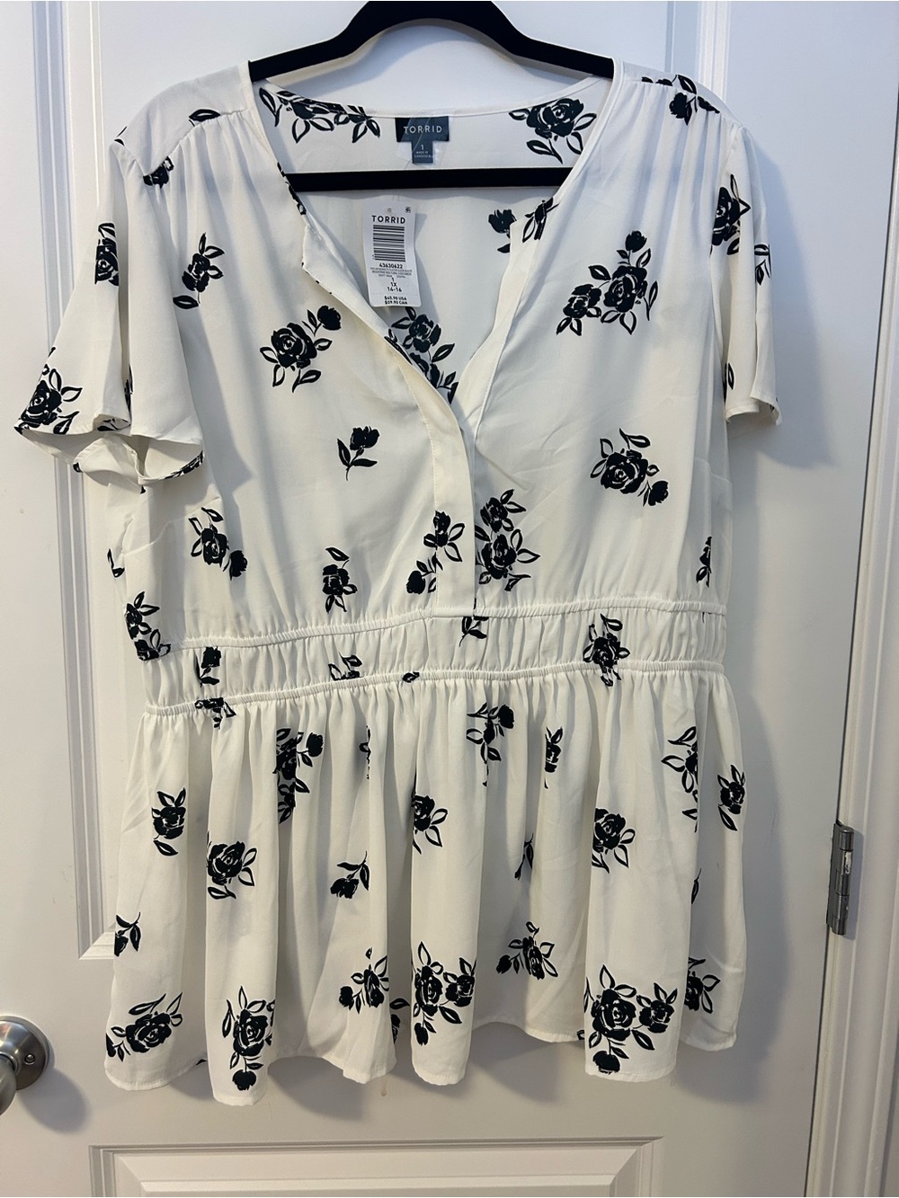 torrid White Tunic Top with Black Rose Print, size 1